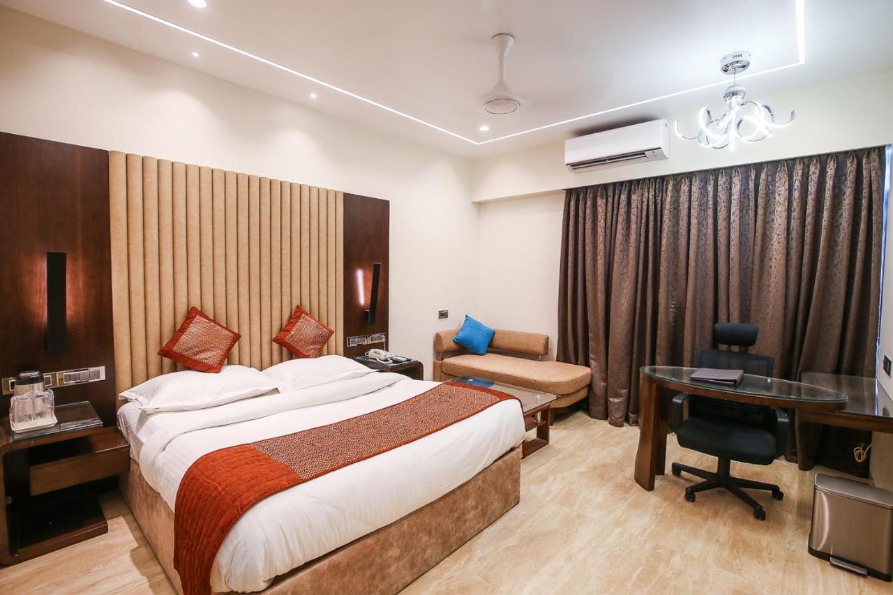 Hotel Royal Palace Jālgaon Eksteriør bilde
