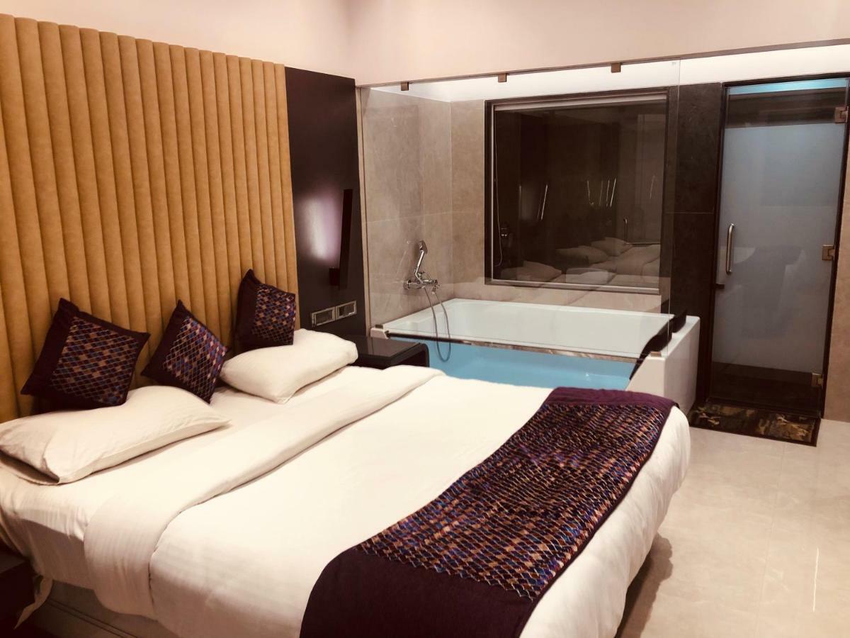 Hotel Royal Palace Jālgaon Eksteriør bilde