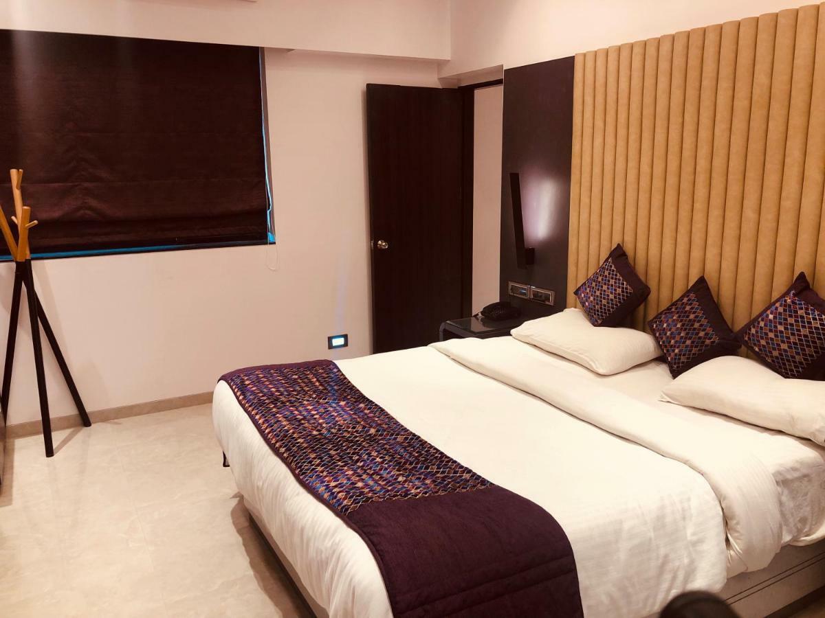Hotel Royal Palace Jālgaon Eksteriør bilde